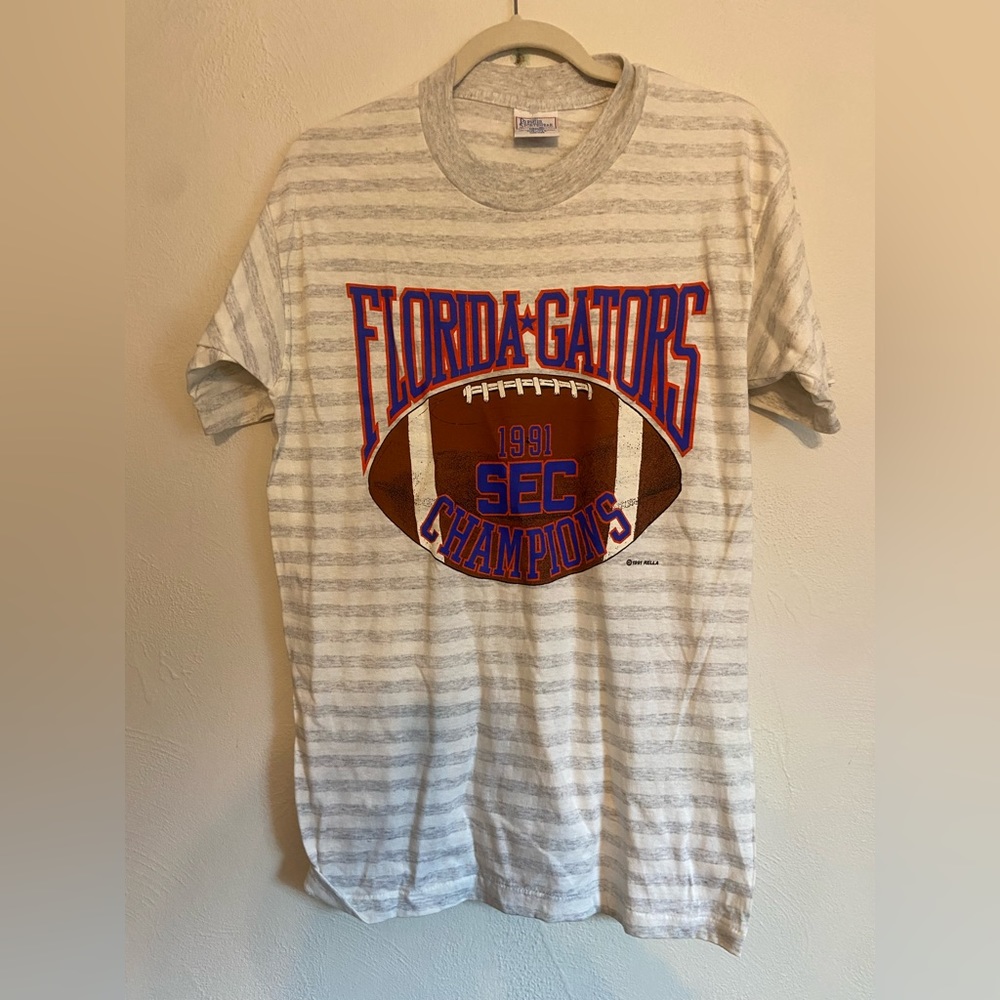Vintage UF t-shirt. Size Medium